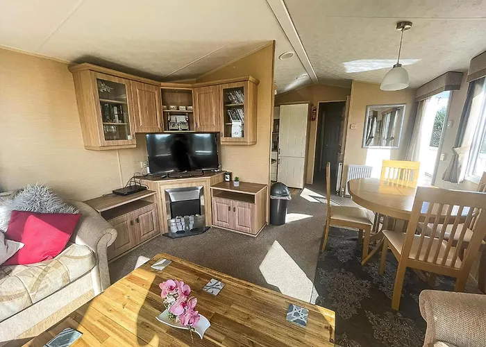 Stunning 6 Berth Caravan For Hire In Norfolk, Close To The Beach! Ref 19129S