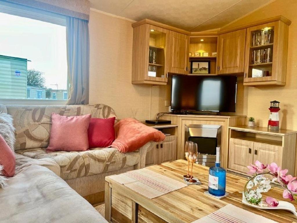 Campsite Stunning 6 Berth Caravan For Hire In Norfolk, Close To The Beach! Ref 19129s *