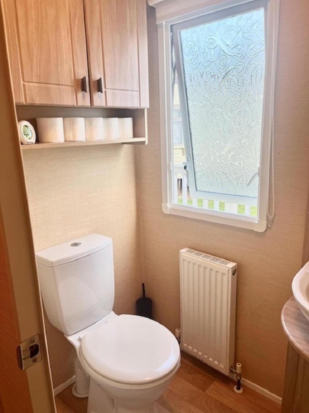 Stunning 6 Berth Caravan For Hire In Norfolk, Close To The Beach! Ref 19129s Scratby