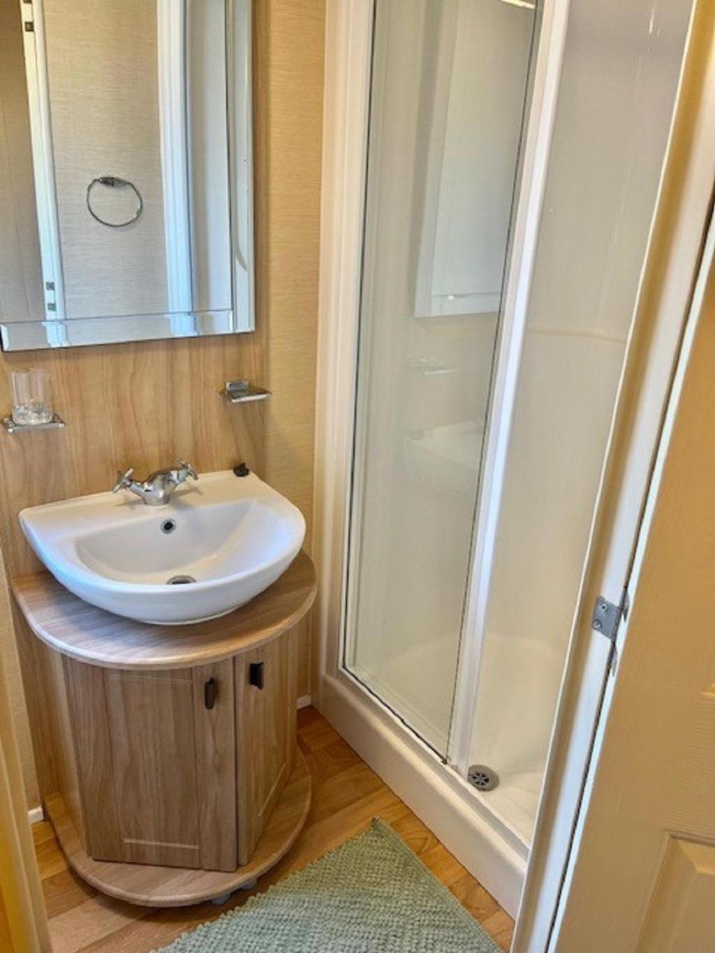 Stunning 6 Berth Caravan For Hire In Norfolk, Close To The Beach! Ref 19129s