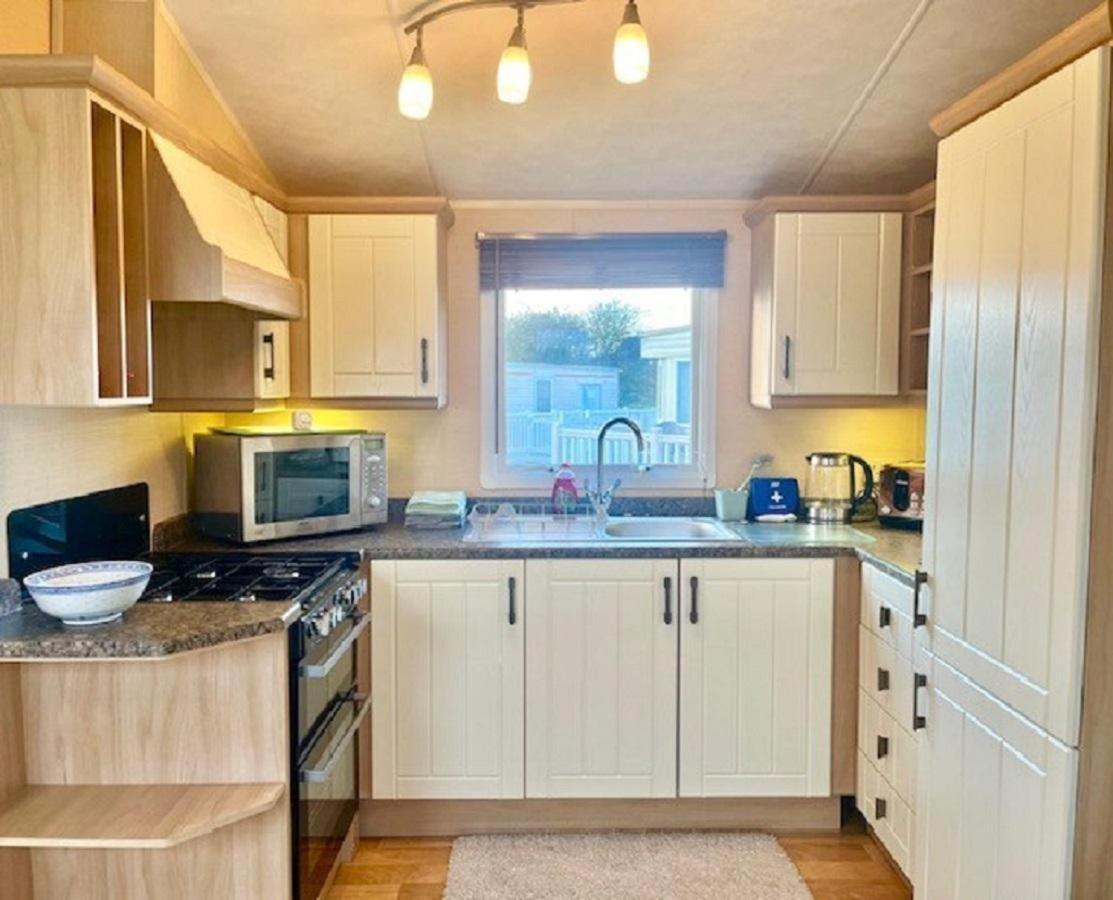 Stunning 6 Berth Caravan For Hire In Norfolk, Close To The Beach! Ref 19129s