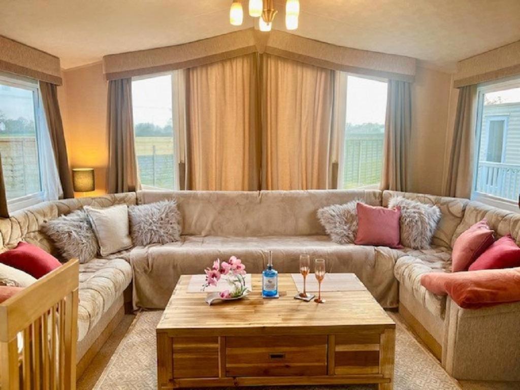 Campsite Stunning 6 Berth Caravan For Hire In Norfolk, Close To The Beach! Ref 19129s Scratby