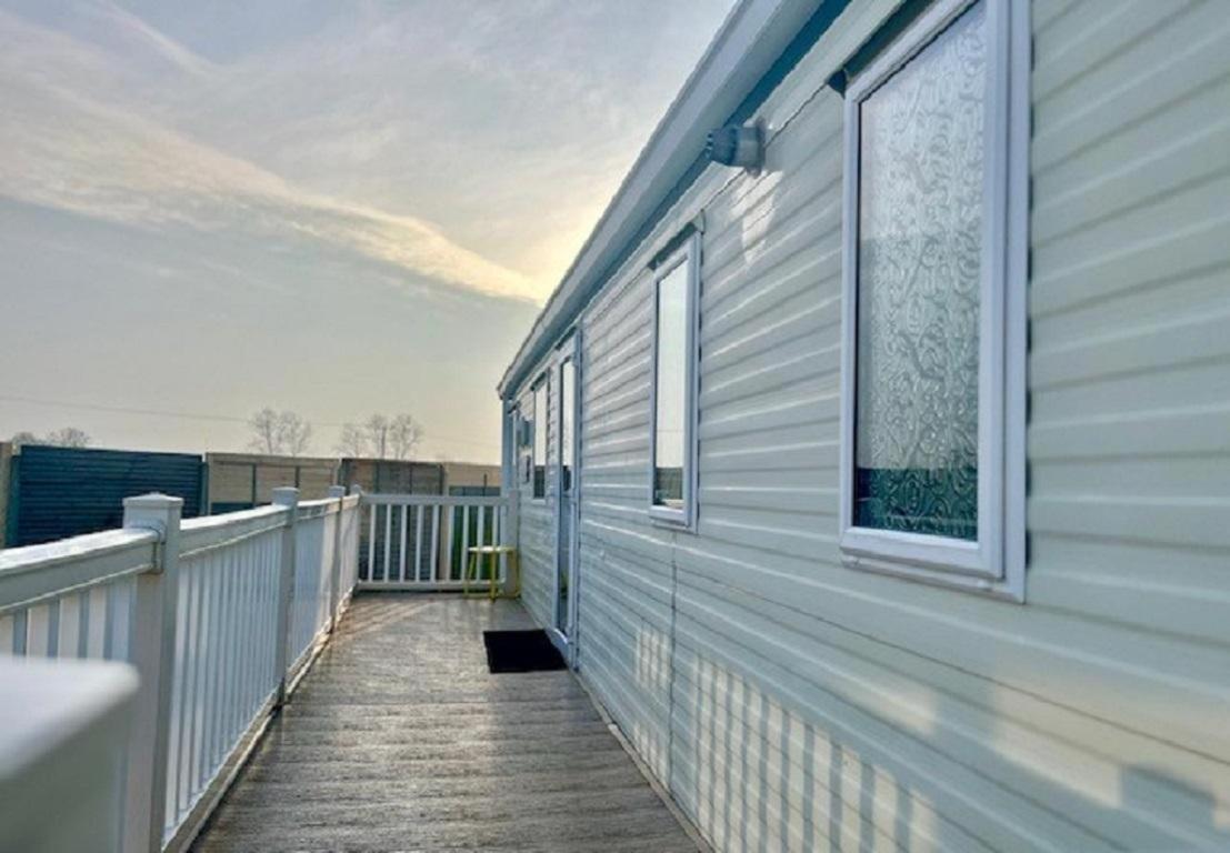 Campsite Stunning 6 Berth Caravan For Hire In Norfolk, Close To The Beach! Ref 19129s *