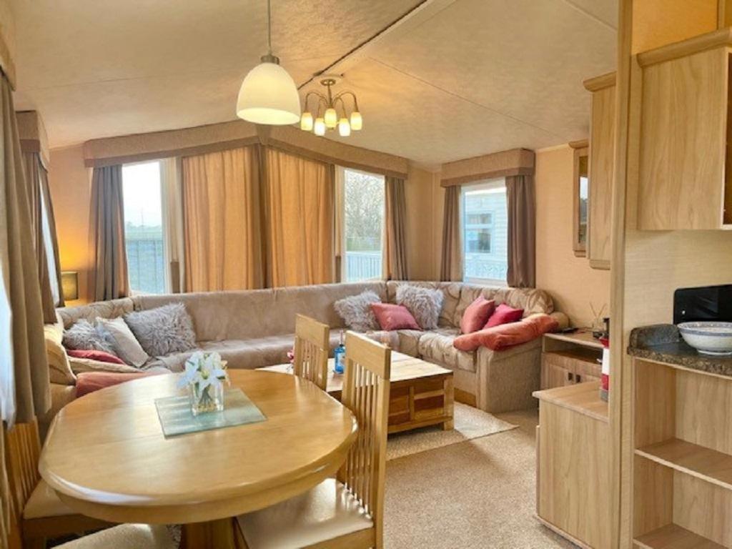 Stunning 6 Berth Caravan For Hire In Norfolk, Close To The Beach! Ref 19129s