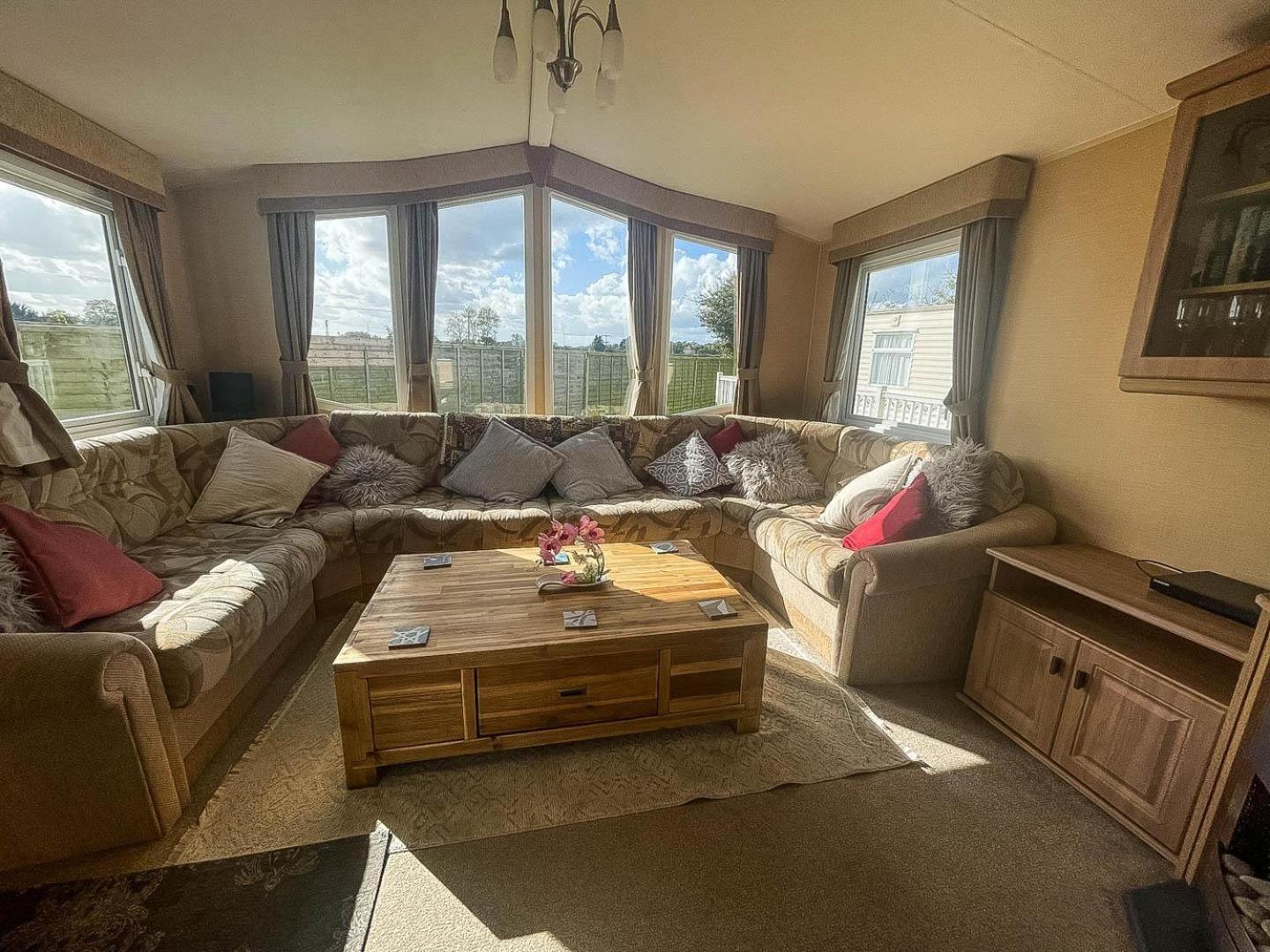 Stunning 6 Berth Caravan For Hire In Norfolk, Close To The Beach! Ref 19129s *
