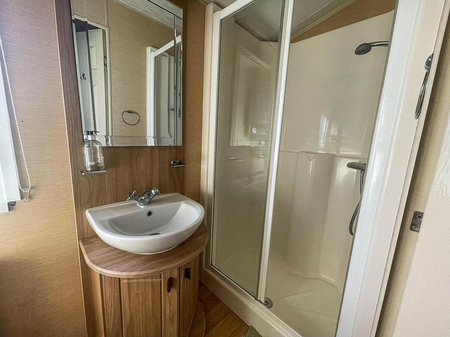 Stunning 6 Berth Caravan For Hire In Norfolk, Close To The Beach! Ref 19129s *