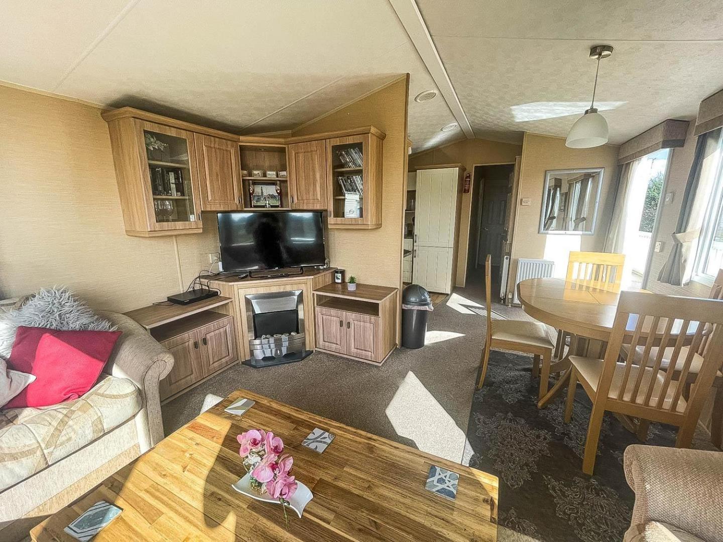 Stunning 6 Berth Caravan For Hire In Norfolk, Close To The Beach! Ref 19129s Scratby