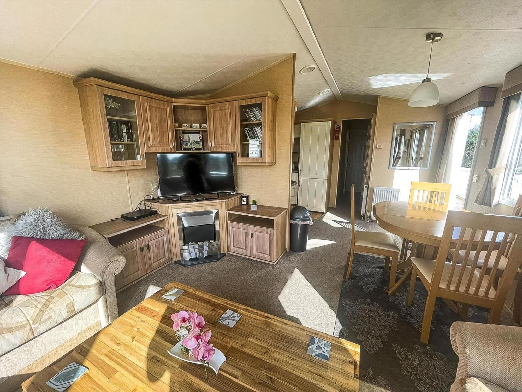 Campsite Stunning 6 Berth Caravan For Hire In Norfolk, Close To The Beach! Ref 19129s *