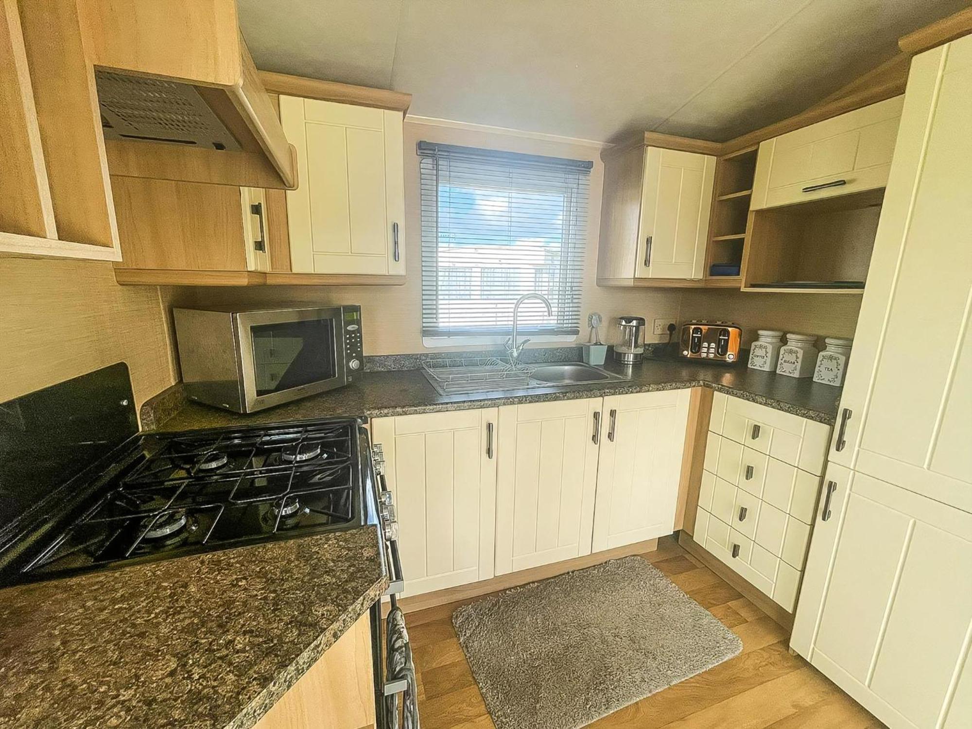 Stunning 6 Berth Caravan For Hire In Norfolk, Close To The Beach! Ref 19129s *