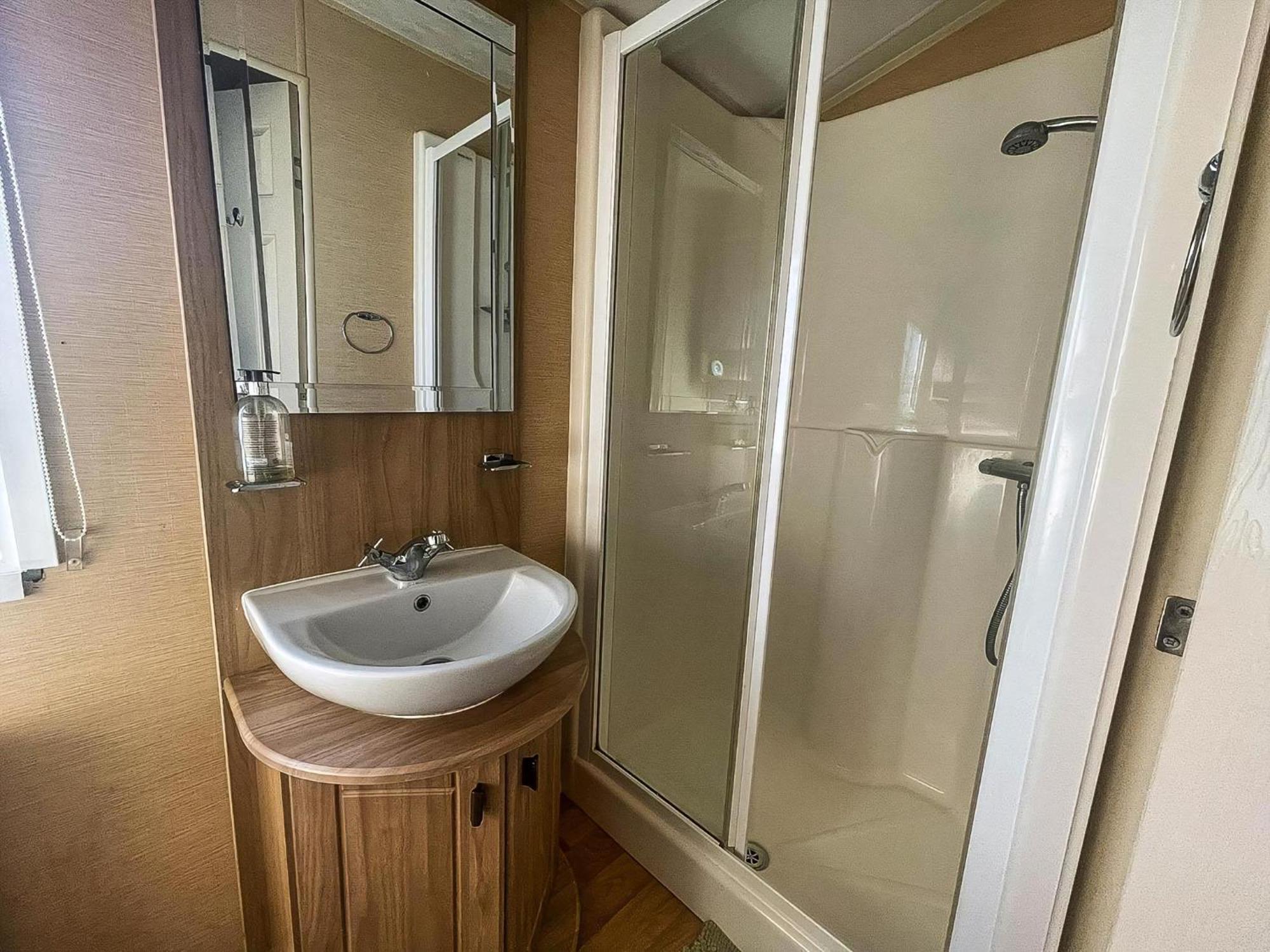 Stunning 6 Berth Caravan For Hire In Norfolk, Close To The Beach! Ref 19129s Scratby