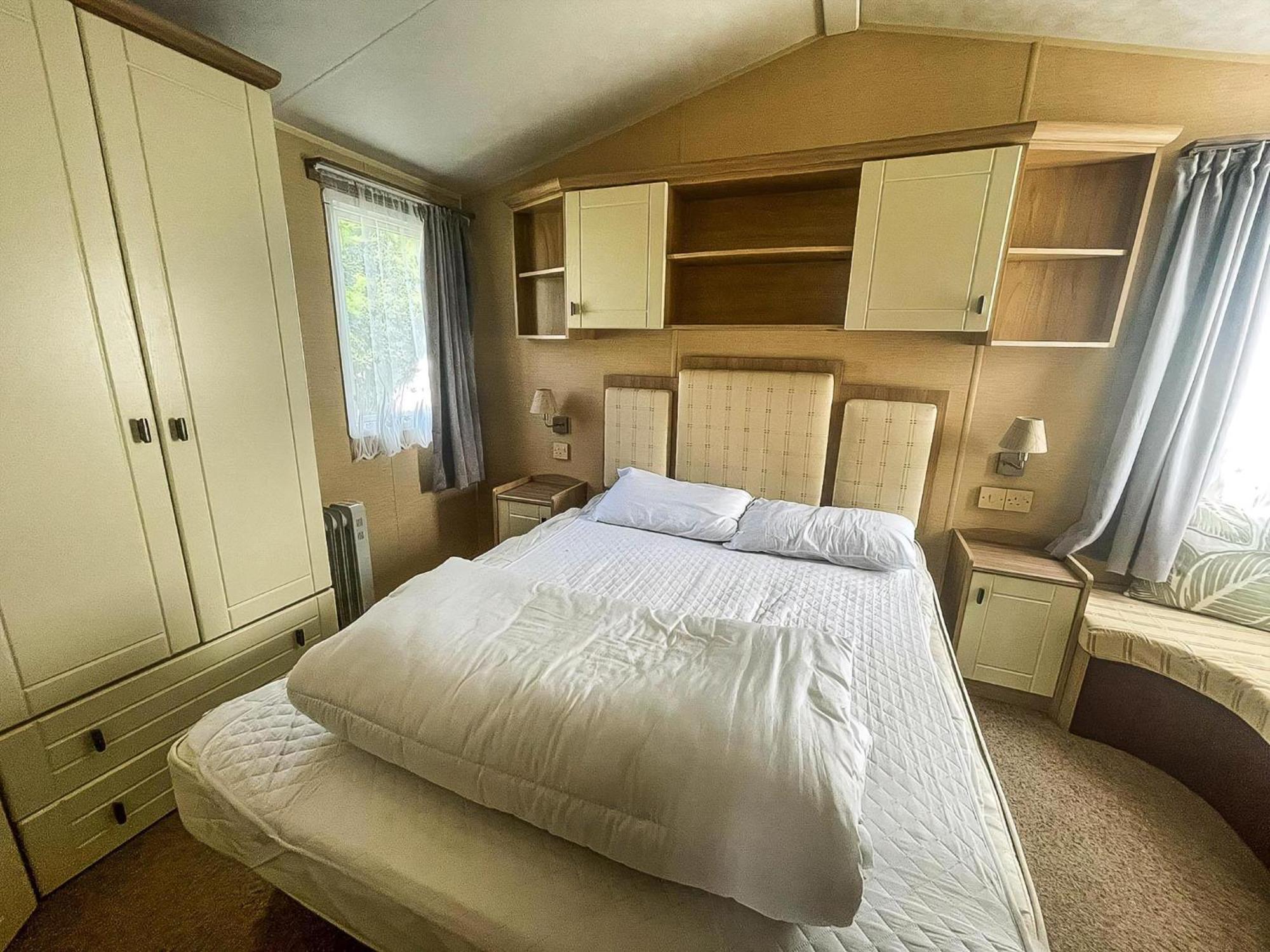 Stunning 6 Berth Caravan For Hire In Norfolk, Close To The Beach! Ref 19129s Campsite