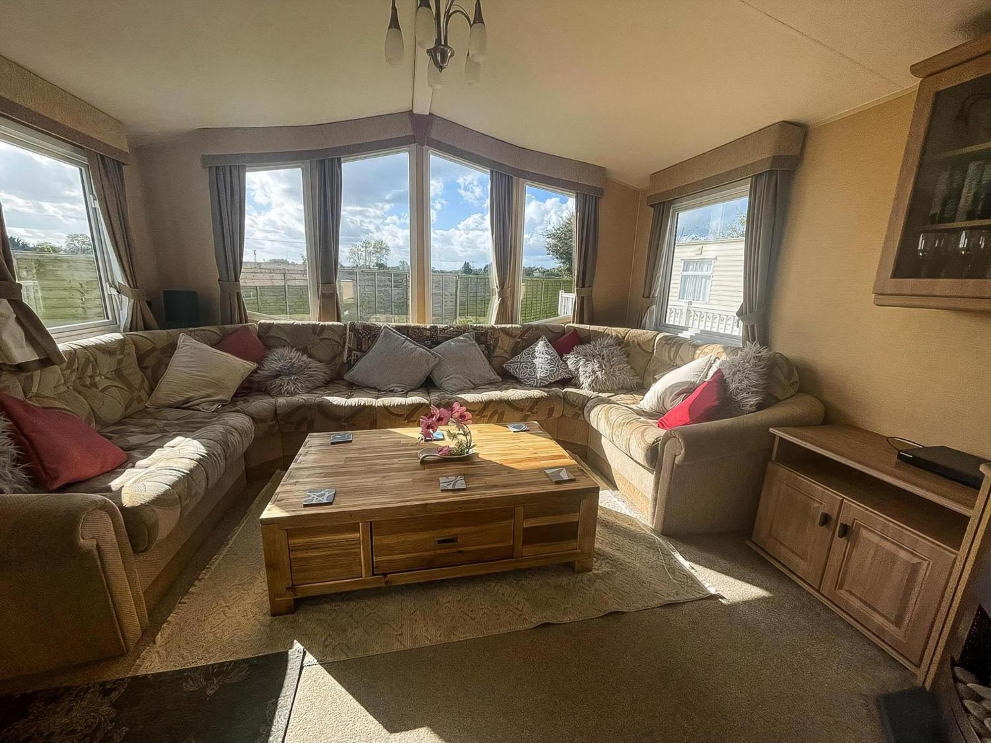 Stunning 6 Berth Caravan For Hire In Norfolk, Close To The Beach! Ref 19129s