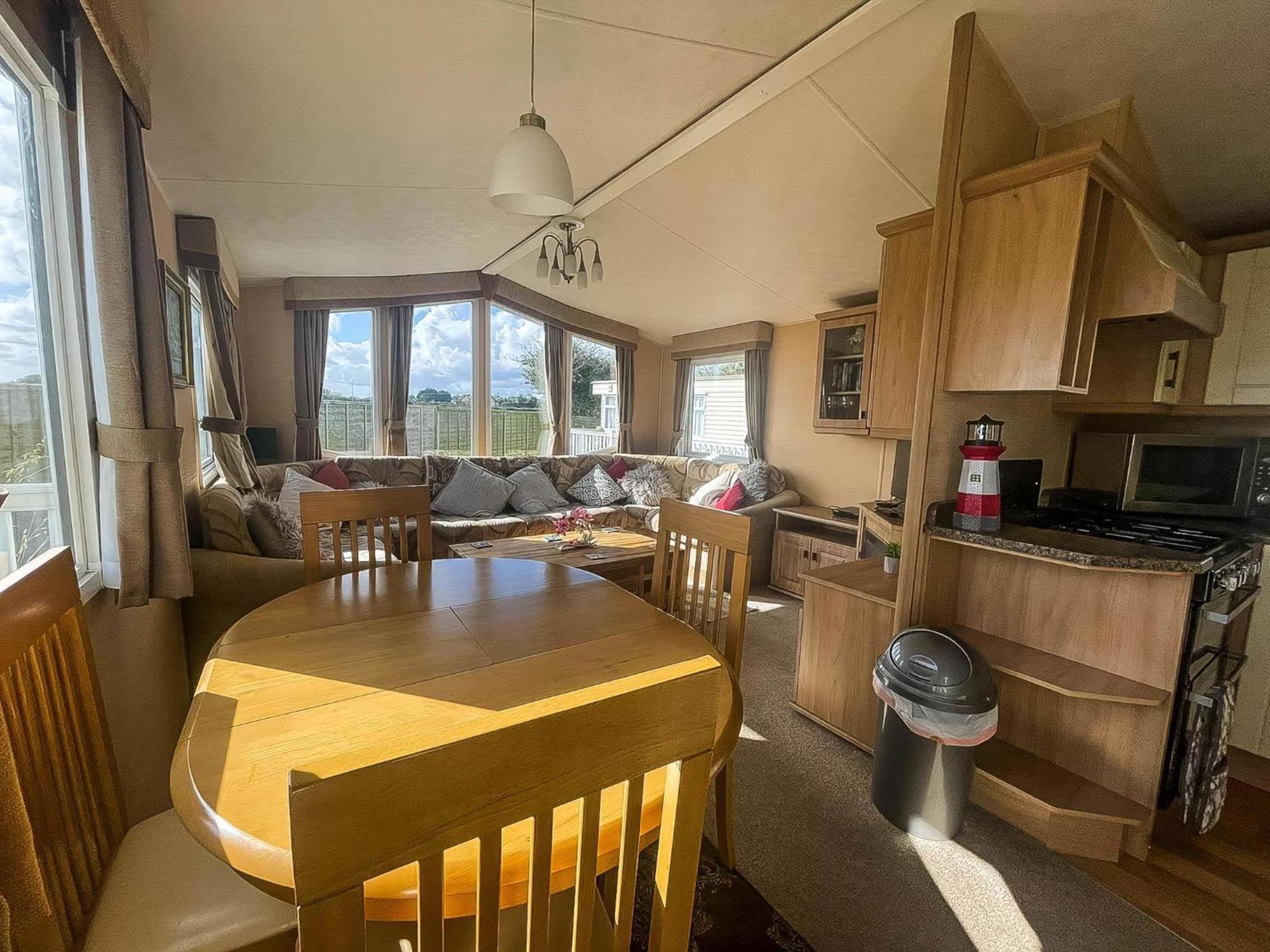 Stunning 6 Berth Caravan For Hire In Norfolk, Close To The Beach! Ref 19129s Campsite Scratby